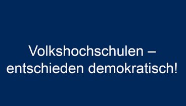 Postkarte mit mit weißer Schrift auf blauem Hintergrund: "Wir schützen die freiheitlich-demokratische Grundordnung. Volkshochschulen - entschieden demokratisch!"
