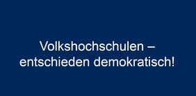 Postkarte mit mit weißer Schrift auf blauem Hintergrund: "Wir schützen die freiheitlich-demokratische Grundordnung. Volkshochschulen - entschieden demokratisch!"