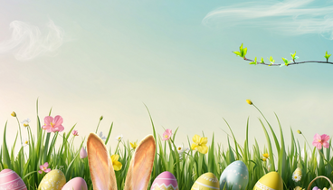 Blumenwiese mit Ostereiern und blauem Himmel. Im Vordergrund spitzen Hasenohren über den Bildrand | ©Franz Bader mit Canva Teams