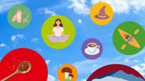 Sommerlicher Himmel mit Collage aus Icons Tanzschuhe, Kajak, Pilz, Kochlöffel mit Gewürzen, Zaberhut, Bergsilhouette, Yoga, Espresso-Tasse.