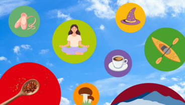 Sommerlicher Himmel mit Collage aus Icons Tanzschuhe, Kajak, Pilz, Kochlöffel mit Gewürzen, Zaberhut, Bergsilhouette, Yoga, Espresso-Tasse.