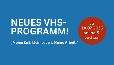 Blaue Fläche mit Schrift "Neues VHS-Programm ab 18.07.2026 online und buchbar"
