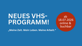 Blaue Fläche mit Schrift "Neues VHS-Programm ab 18.07.2026 online und buchbar"