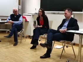 Podiumsgespräch Teilnehmer Zeitzeuge Martin Stellberger, Politikwissenschaftler Jörg Siegmund und Fachbereichsleiterin Gesellschaft Veronika Schleicher im Gespräch.