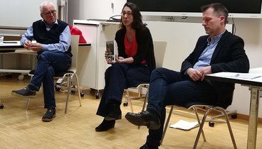 Podiumsgespräch Teilnehmer Zeitzeuge Martin Stellberger, Politikwissenschaftler Jörg Siegmund und Fachbereichsleiterin Gesellschaft Veronika Schleicher im Gespräch.