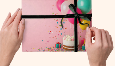 Fröhliche Feier-Szene mit Ballons, Kuchen, Konfetti und Geschenkboxen im Skizzen-Stil