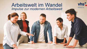 Workshopsituation: unterschiedliche Menschen stehen um Tisch mit Moderationskarten