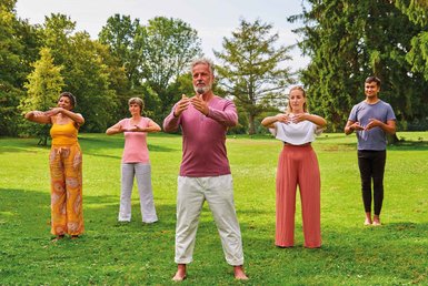Gruppe macht Qigong in der Natur