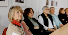 ©Loredana La Rocca Teilnehmerinnen im Studium Generale sitzen fokussiert nebeneinander | ©Loredana La Rocca