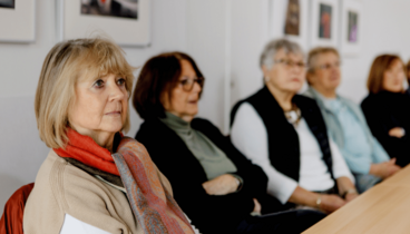 Teilnehmerinnen im Studium Generale sitzen fokussiert nebeneinander | ©Loredana La Rocca