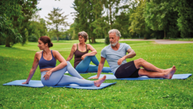 Gesundheitskurs beim Stretching auf Matten im Gras | ©DVV