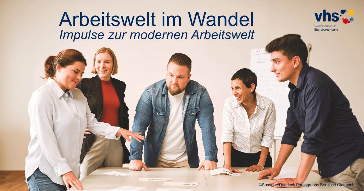 Workshopteilnehmer beugen sich über einen Tisch mit Moderationskarten und diskutieren