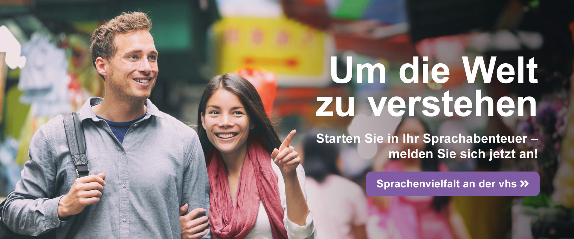 Eine Frau und ein Mann spazieren vor einem verschwommenen Hintergrund