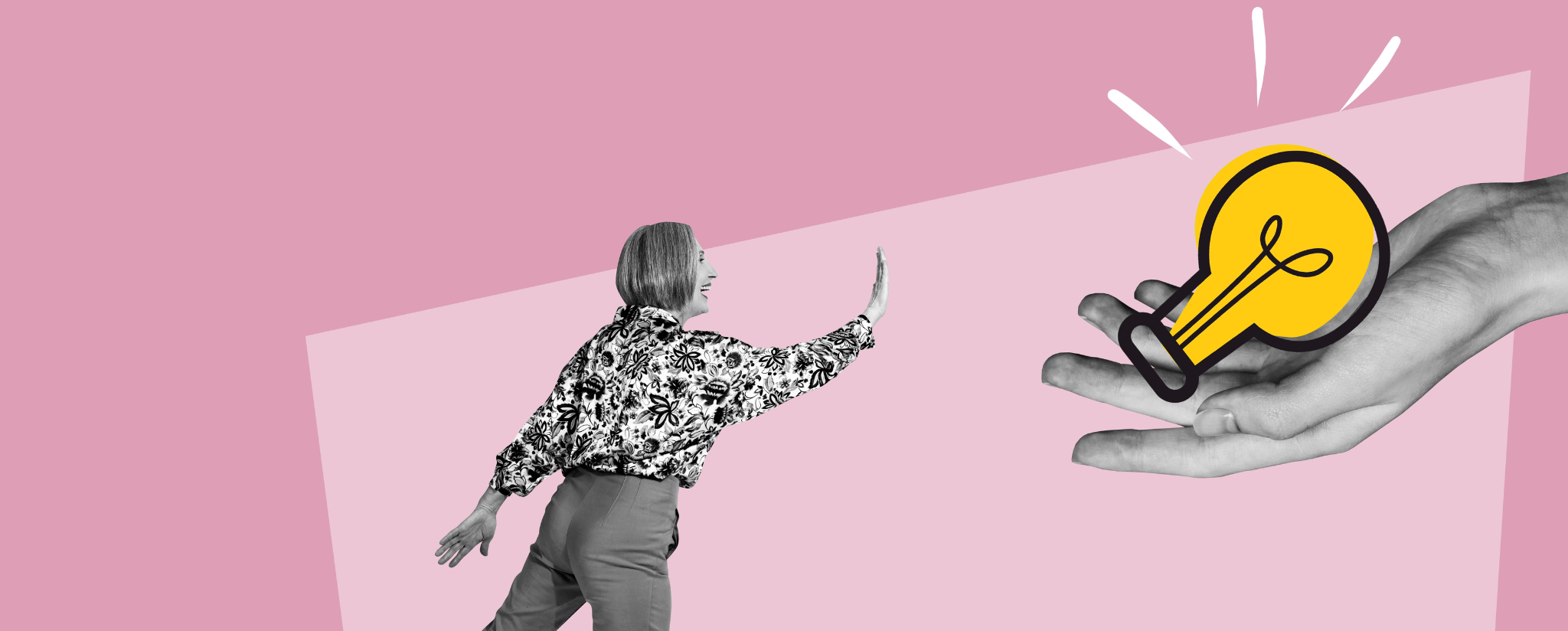 Frau klatscht mit großer Hand mit Comic-Glühbirne ein, symbolisch für einen Aha-Moment